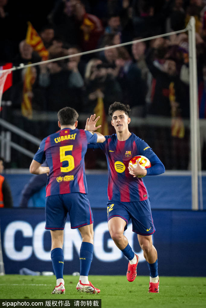 西甲争议判罚再起波澜：亚马尔禁区倒地，前裁判直言“这就是点球”！